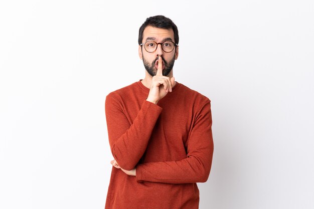 Hombre con barba sobre pared aislada