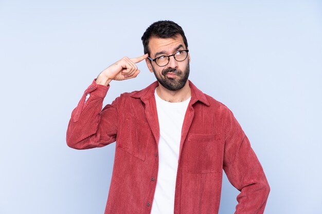 Hombre con barba sobre pared aislada