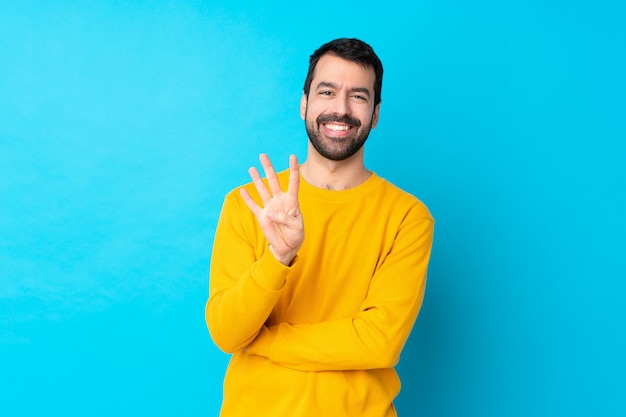 Hombre con barba sobre pared aislada