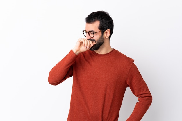 Hombre con barba sobre pared aislada