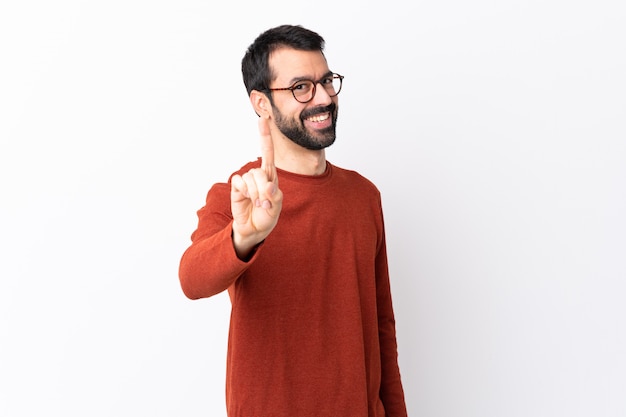 Hombre con barba sobre pared aislada