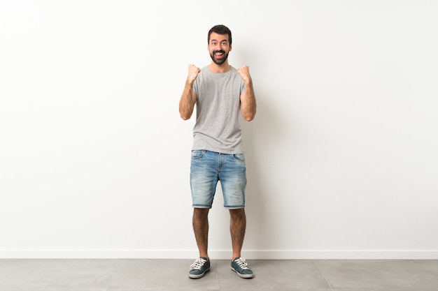 Foto hombre con barba sobre pared aislada