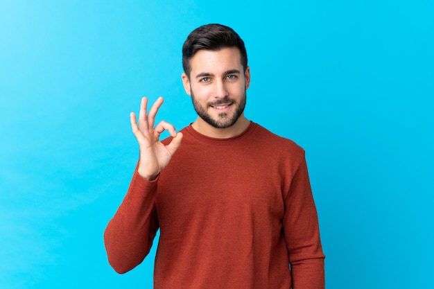 Hombre con barba sobre pared