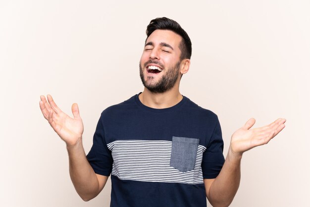 Hombre con barba sobre pared