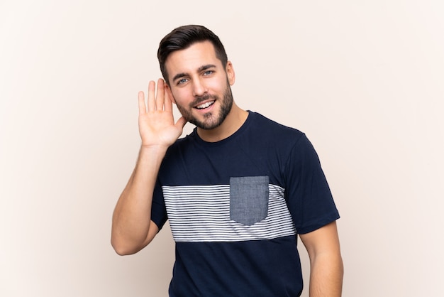 Hombre con barba sobre pared