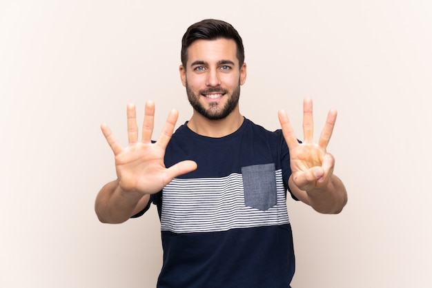 Hombre con barba sobre pared