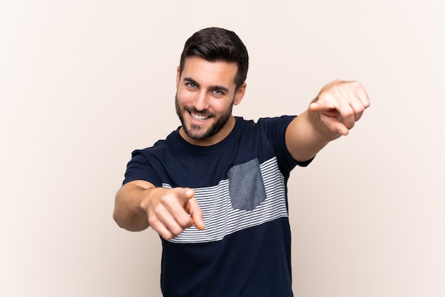 Hombre con barba sobre pared