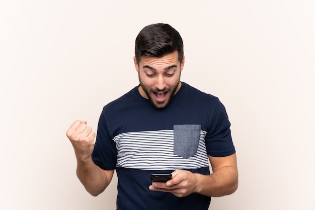 Hombre con barba sobre pared