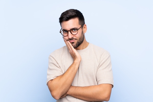 Hombre con barba sobre pared