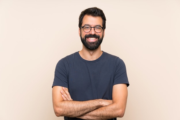 Foto hombre con barba sonriendo mucho