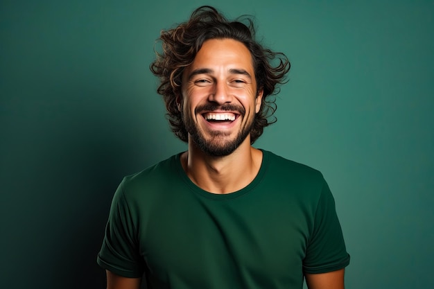 Hombre con barba sonriendo y usando camisa verde IA generativa