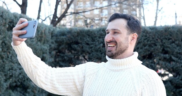 Un hombre con barba sostiene un frisbee.