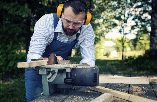 Hombre de barba trabajador con sierra circular