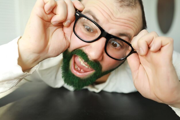 Un hombre con barba verde Día de San Patricio Barba de color de abanico irlandés