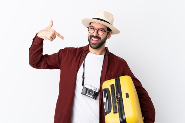 Hombre con barba va a viajar sobre pared aislada