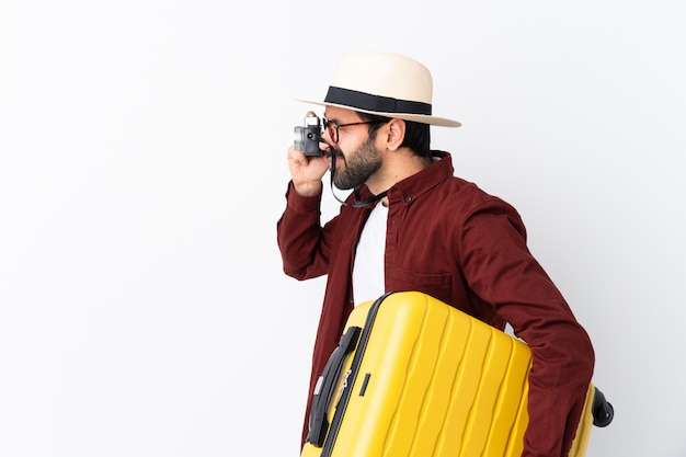 Hombre con barba va a viajar sobre pared aislada