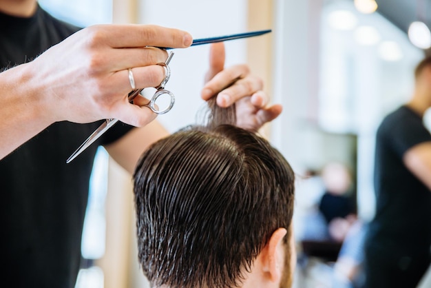 Hombre en barbería profesional