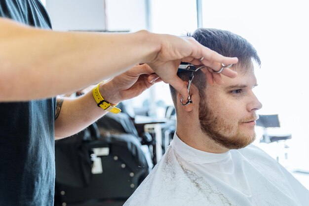 Hombre en barbería profesional