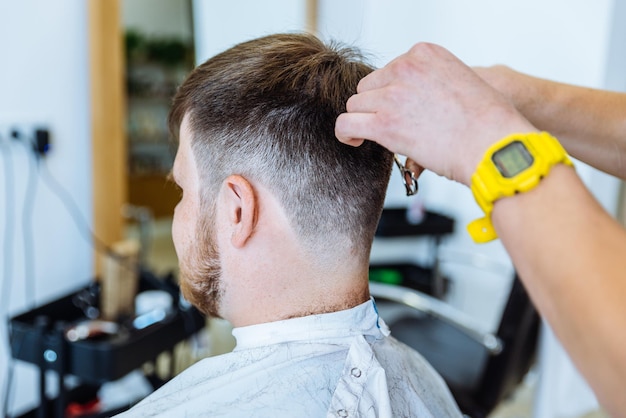 Hombre en barbería profesional