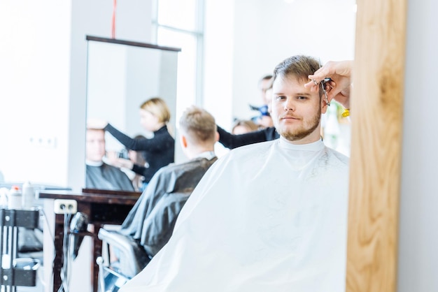 Hombre en barbería profesional