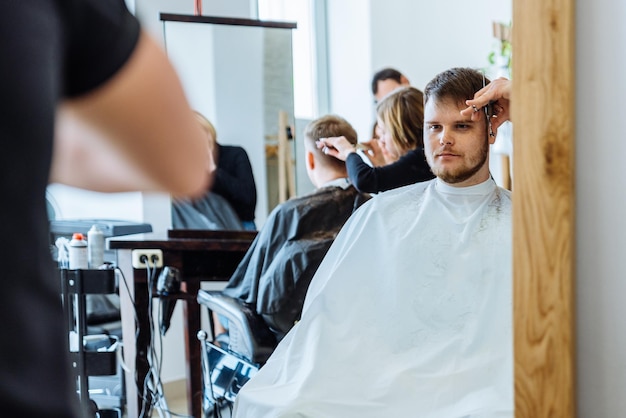 Hombre en barbería profesional