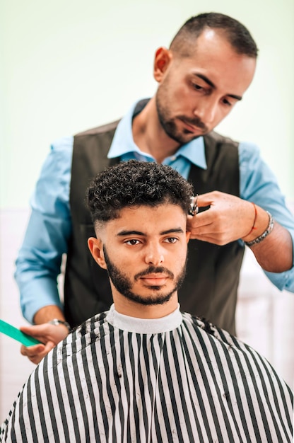 hombre, en, barbería, teniendo, corte de pelo