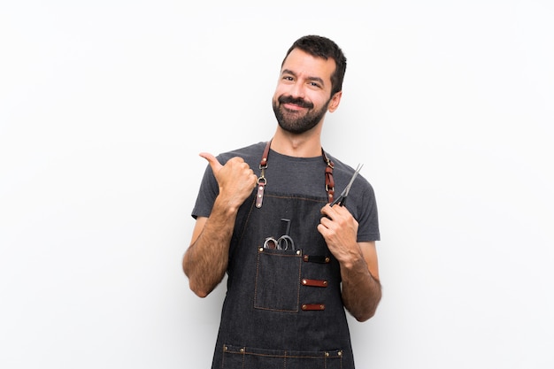 Hombre de barbero en un delantal con pulgares arriba gesto y sonriendo