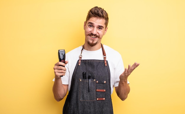 Hombre barbero hipster que se siente feliz sorprendido al darse cuenta de una solución o idea