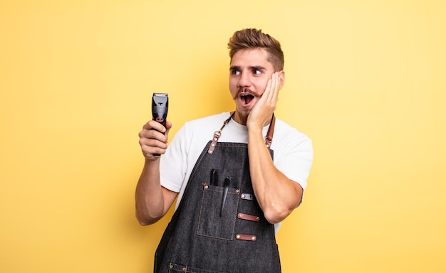 Hombre barbero hipster sintiéndose feliz, emocionado y sorprendido