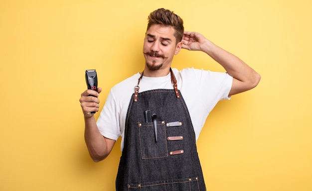 Hombre barbero hipster sintiéndose perplejo y confundido, rascándose la cabeza