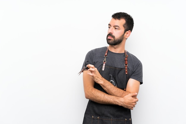 Hombre de barbero en un retrato de delantal