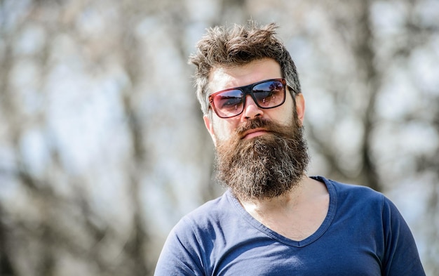 Hombre barbudo al aire libre Cuidado de la barba y barbería Hipster maduro con barba hombre barbudo con cabello exuberante Tiempo libre y feliz moda masculina y belleza brutal hombre con estilo Obteniendo la forma perfecta