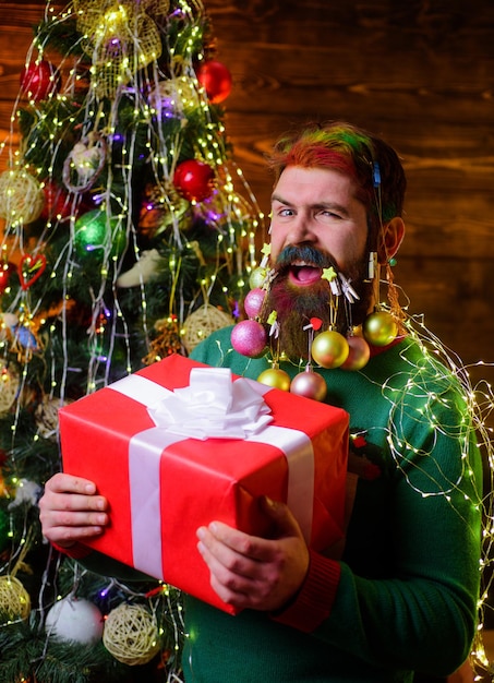 Hombre barbudo con barba decorada para fiesta de año nuevo regalo de navidad caja de regalo vacaciones de invierno