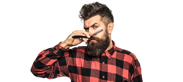 Foto hombre barbudo barba larga brutal hipster caucásico con bigote vintage navaja recta corte de pelo para hombre en peluquería