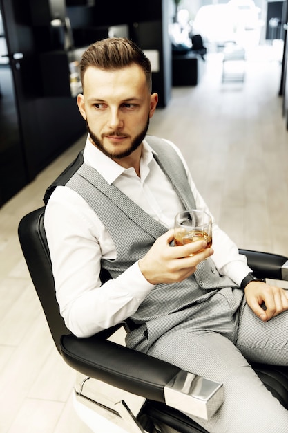 Un hombre barbudo con barba roja en una camisa, chaleco y gafas. éxito. riqueza