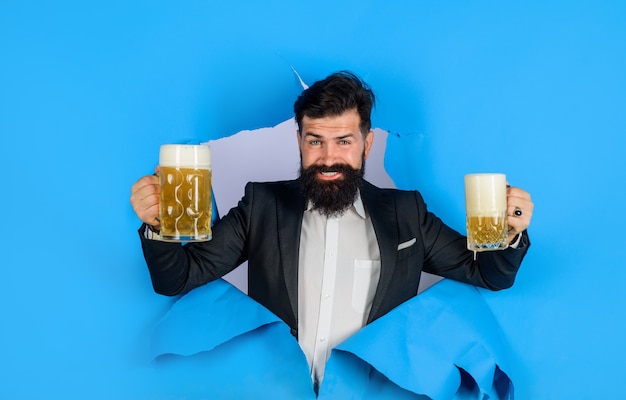 Hombre barbudo bebiendo cerveza bebe alcohol ocio gente concepto hombre elegante con barba mantenga taza de