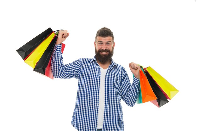 Hombre barbudo con bolsas de la compra. Maduro hipster feliz con barba. Venta de compras. Cuidado del peluquero masculino. brutal hipster caucásico con bigote. Viernes negro. Lunes cibernético. Bolsas pesadas.