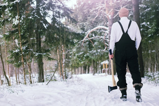 Hombre barbudo en el bosque de invierno. Atractivo joven feliz con barba caminar en el parque.