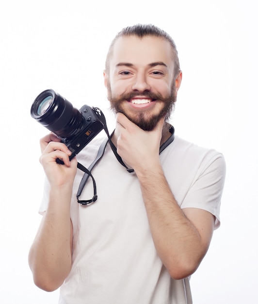 Hombre barbudo con una cámara digital