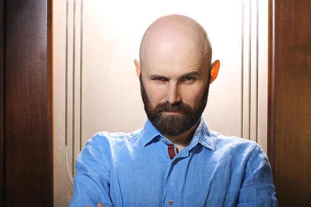 hombre barbudo con una camisa azul