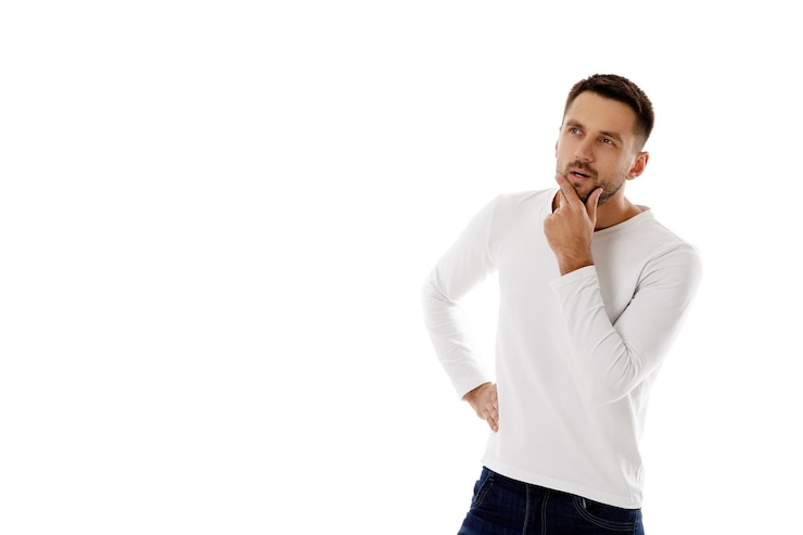 Foto hombre barbudo con camisa blanca casual haciendo preguntas
