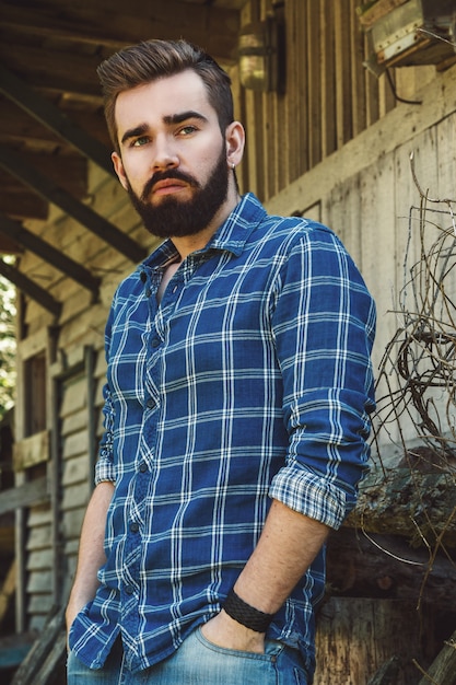 Hombre barbudo en camisa a cuadros