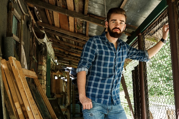 Hombre barbudo en camisa a cuadros