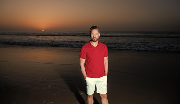 Hombre barbudo en camisa verano moda estilo vacaciones de verano emociones positivas