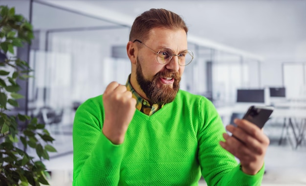 Hombre barbudo caucásico en verde brillante