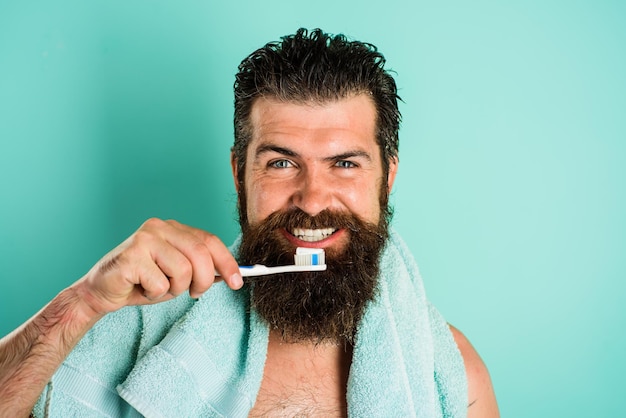 Hombre barbudo con cepillo de dientes pasta de dientes tratamientos matutinos rutina matutina en el cuidado de la salud del baño