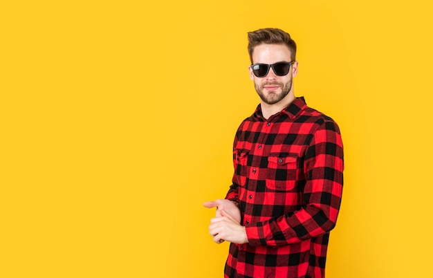 Hombre barbudo con cerdas en la cara sin afeitar concepto de barbería de moda y belleza los hombres visten a un chico guapo joven con camisa a cuadros y gafas elegante ropa casual masculina