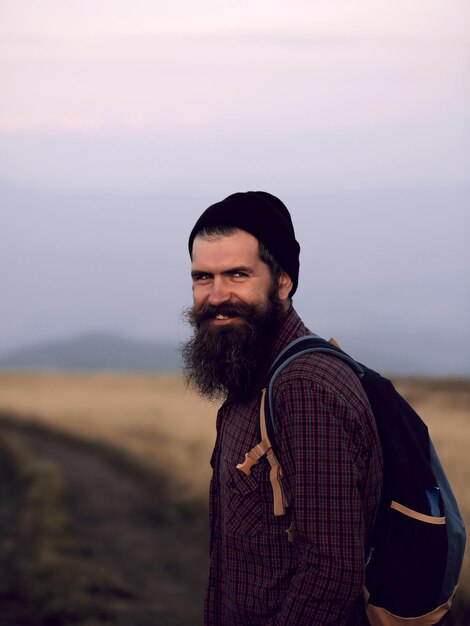 Hombre barbudo en la cima de la montaña