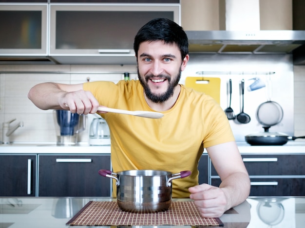 Hombre barbudo en la cocina