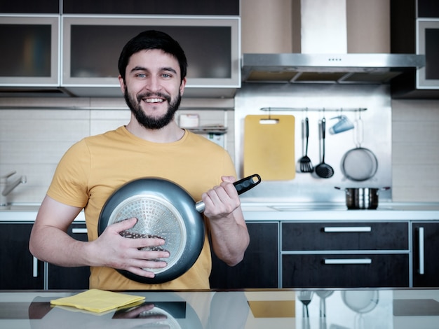 Foto hombre barbudo en la cocina